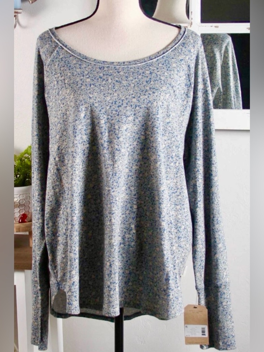 FRYE & CO women’s Floral Long-Sleeve scoop neck top